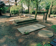 822471 Gezicht op enkele graven op de 1e Algemene Begraafplaats Soestbergen (Gansstraat) te Utrecht.